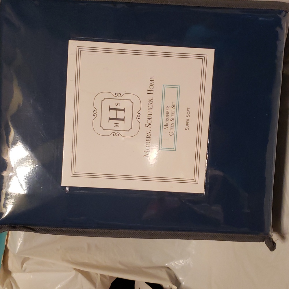 BRAND NEW STILL IN ZIPPERED CASE MICROFIBER FROM MACY'S